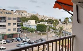 apartamento climatizado de tres dormitorios en el centro y junto a la playa